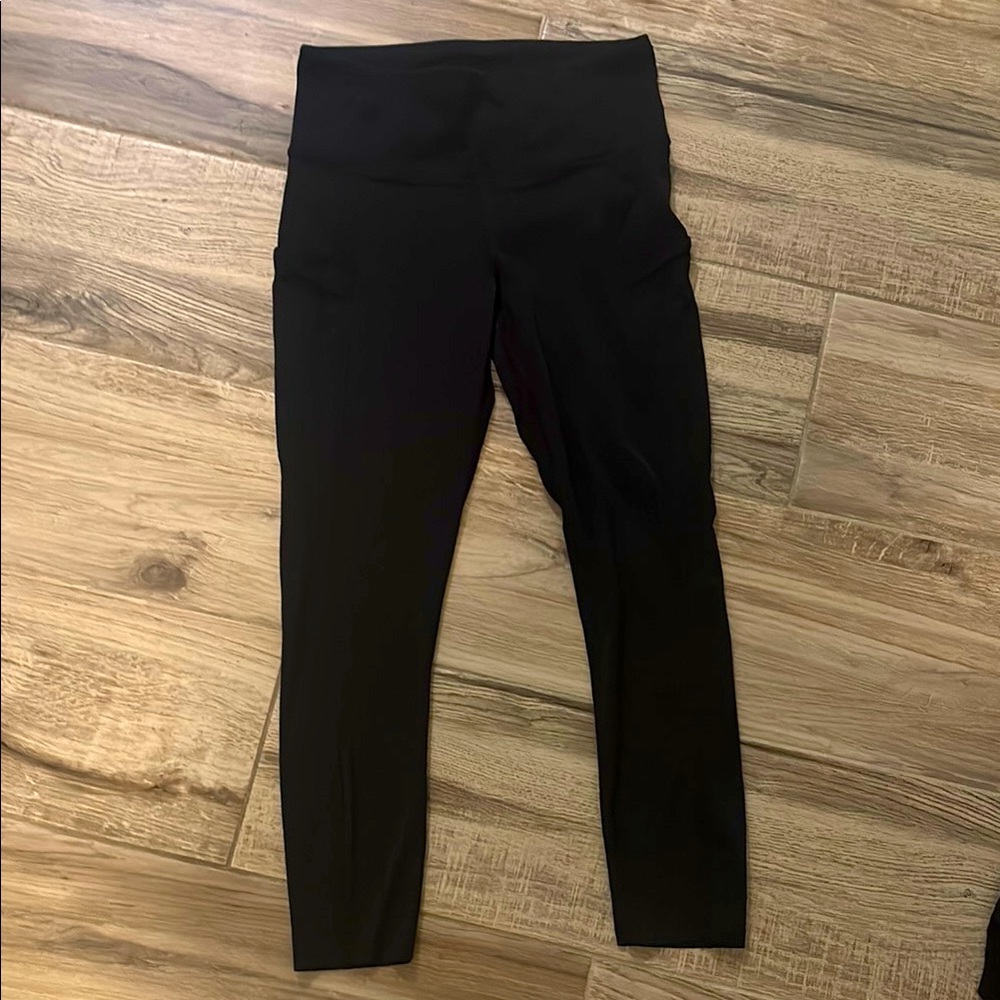 Lululemon Athletica Black Leggings women’s size 6 cropped with pockets!